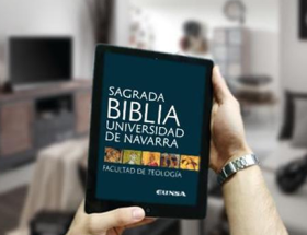 Una mujer agarrando una tablet para usar aplicaciones gratuitas para leer la biblia