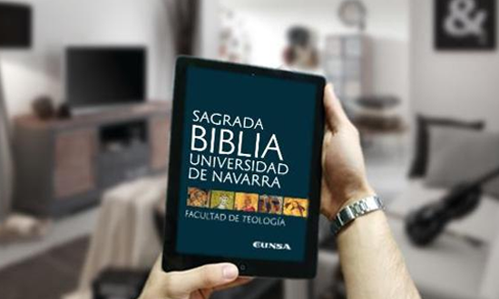 Una mujer agarrando una tablet para usar aplicaciones gratuitas para leer la biblia