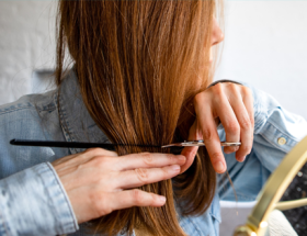 Una mujer usando un aplicativo para cortar cabello