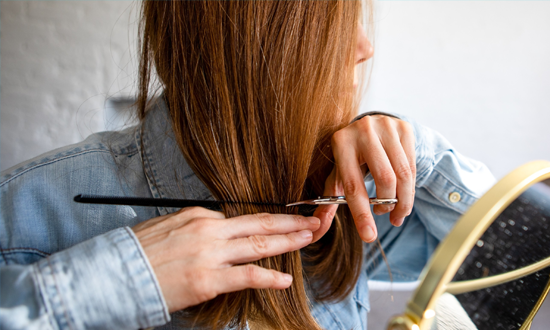 Una mujer usando un aplicativo para cortar cabello