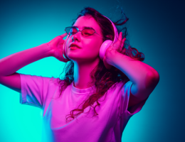 Una mujer disfrutando de las mejores apps para escuchar música sin conexión a internet