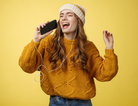 Una mujer cantando con las mejores apps para escuchar música offline y gratis