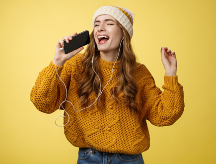 Una mujer cantando con las mejores apps para escuchar música offline y gratis