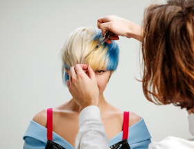 Una mujer hace un cambio de look luego de usar aplicaciones digitales para probar cortes de cabello