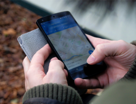 Una persona revisa su ubicación en el GPS del celular