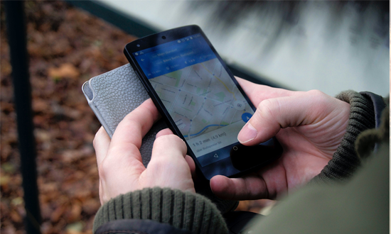 Una persona usa el GPS de su celular