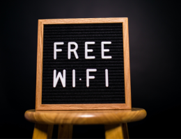 Pizarra que anuncia wifi gratis