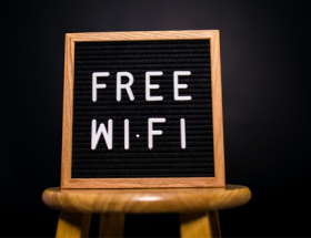 Pizarra que anuncia wifi gratis